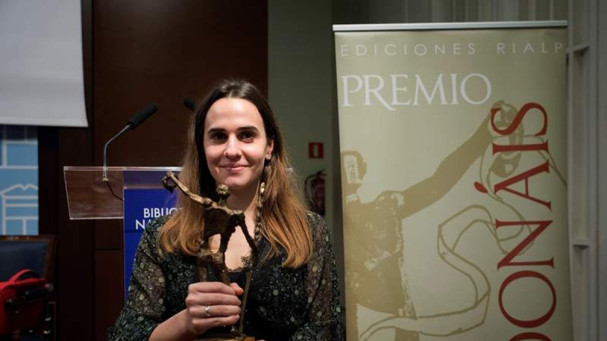 La leonesa Alba Flores Robla, con su galardón. LUCA PIERGIOVANNI