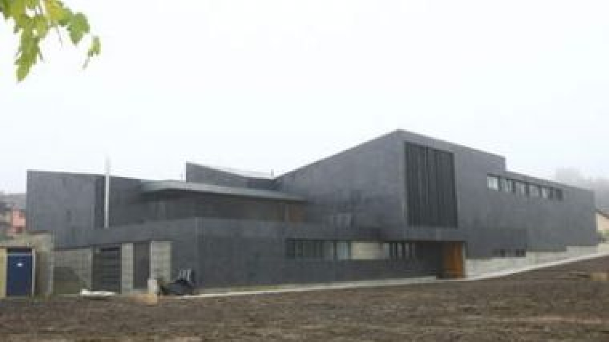 La casa del parque, al lado del lago de Carucedo.