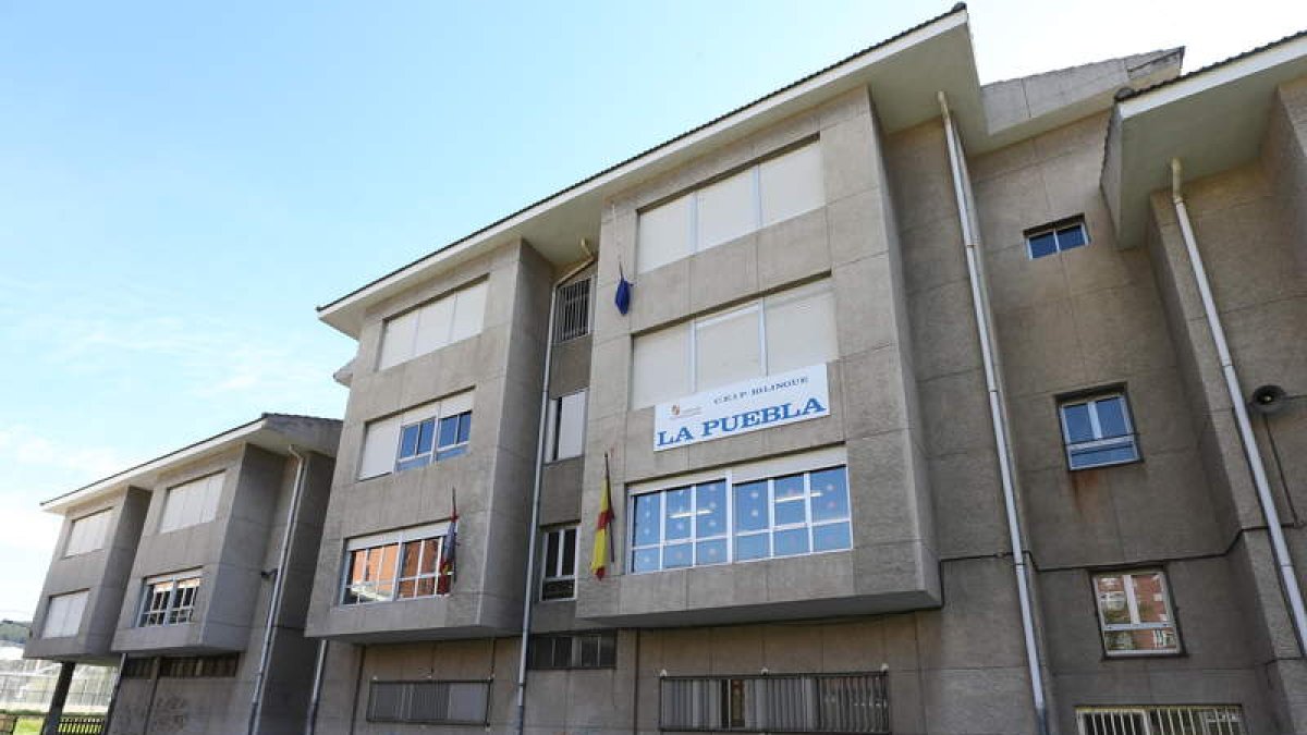 Las puertas del colegio La Puebla, en imagen de archivo, continuarán abiertas el próximo curso. L. D. M.
