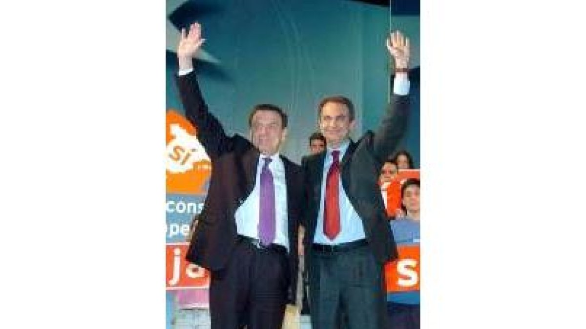 Gerhard Schröder y Rodríguez Zapatero saludan al final del acto