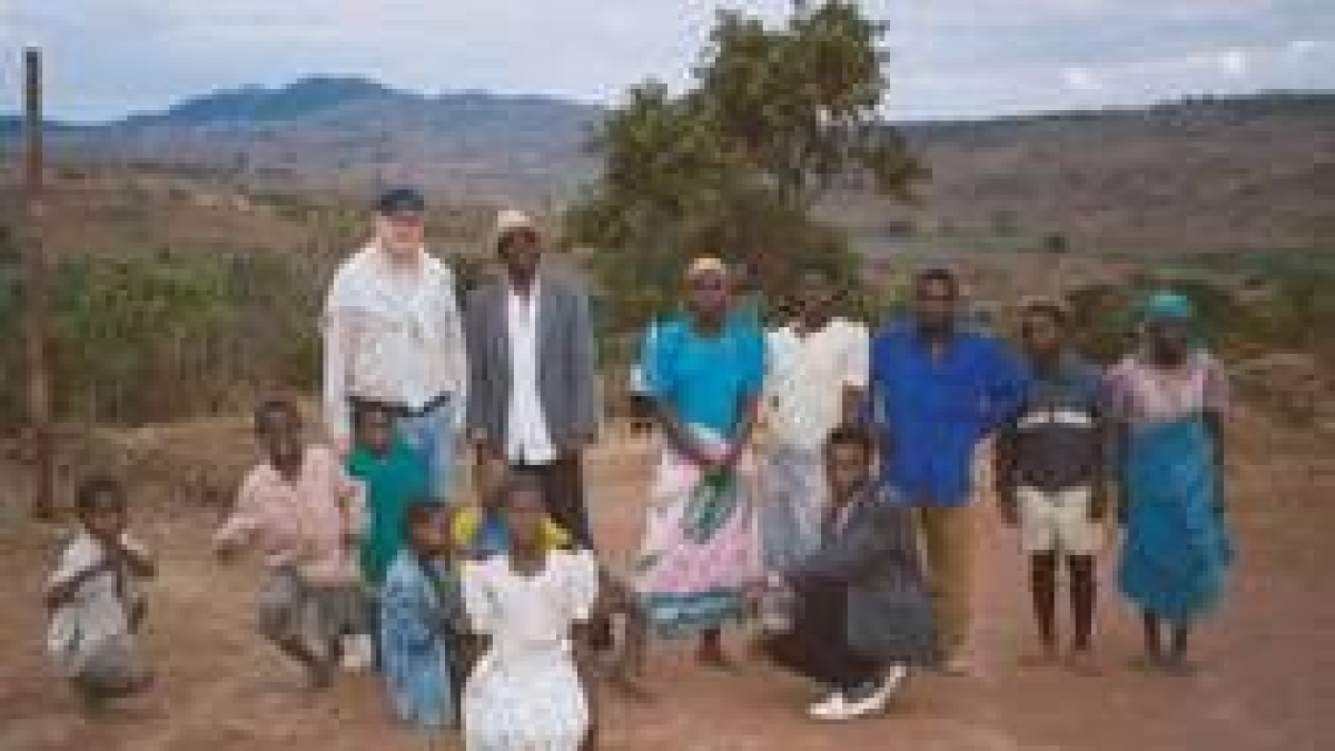 Bajo un baobab, el tótem de su familia, fue enterrado el profesor Chirilo Chimpima