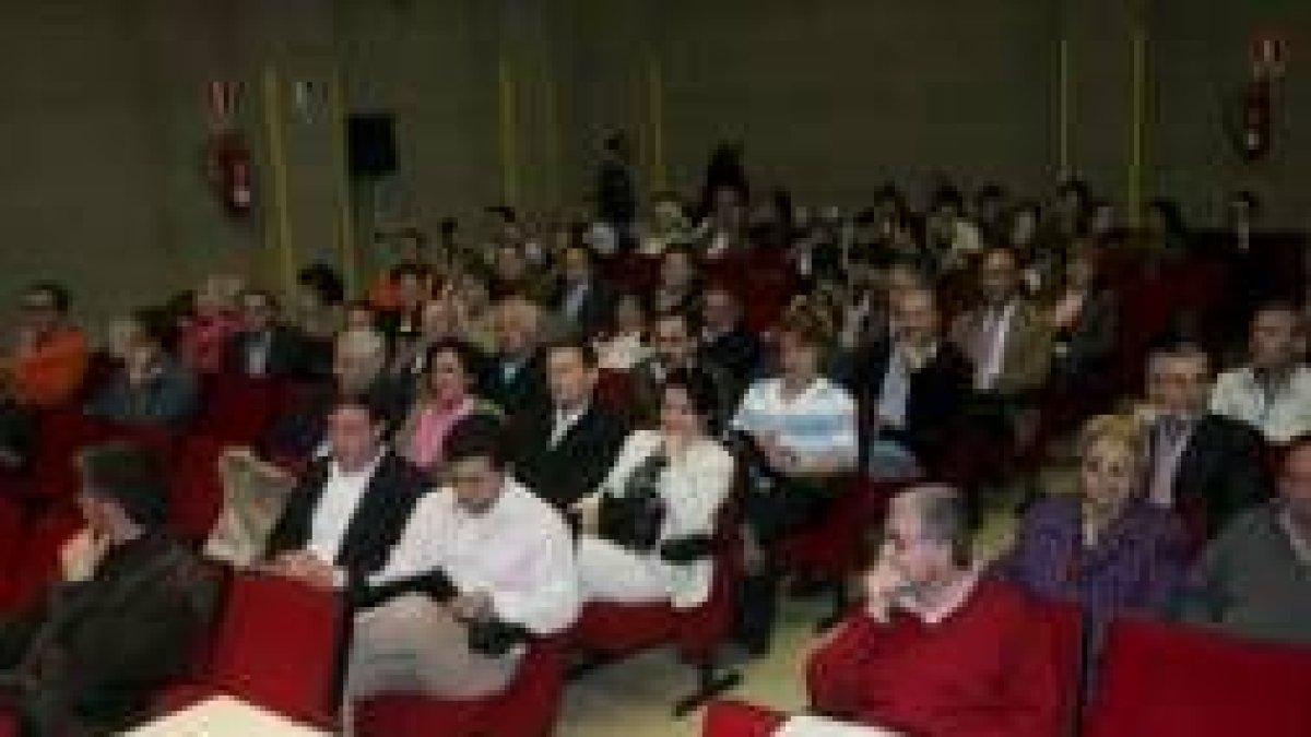 La junta local del PP agrupó a algo más de un centenar de afiliados