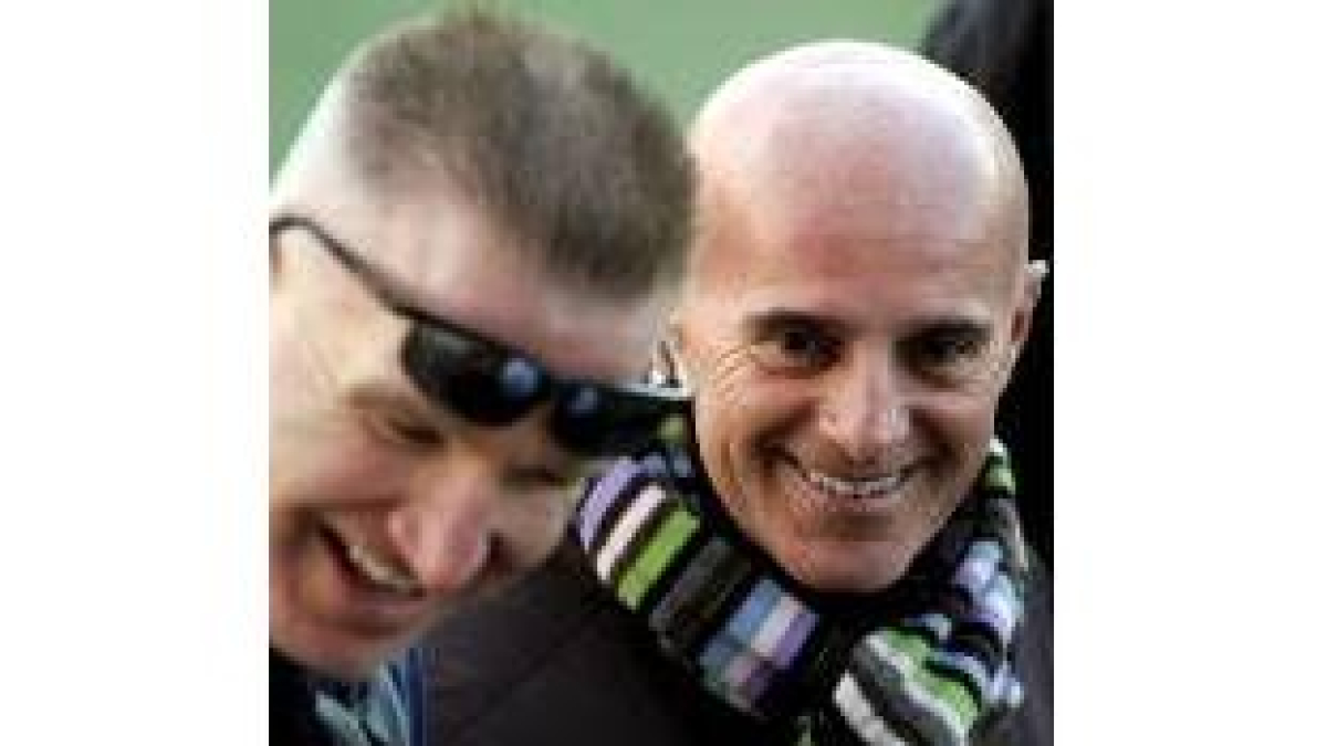 El italiano Arrigo Sacchi conversa con el integrante del «Dream Team» Chris Mullin