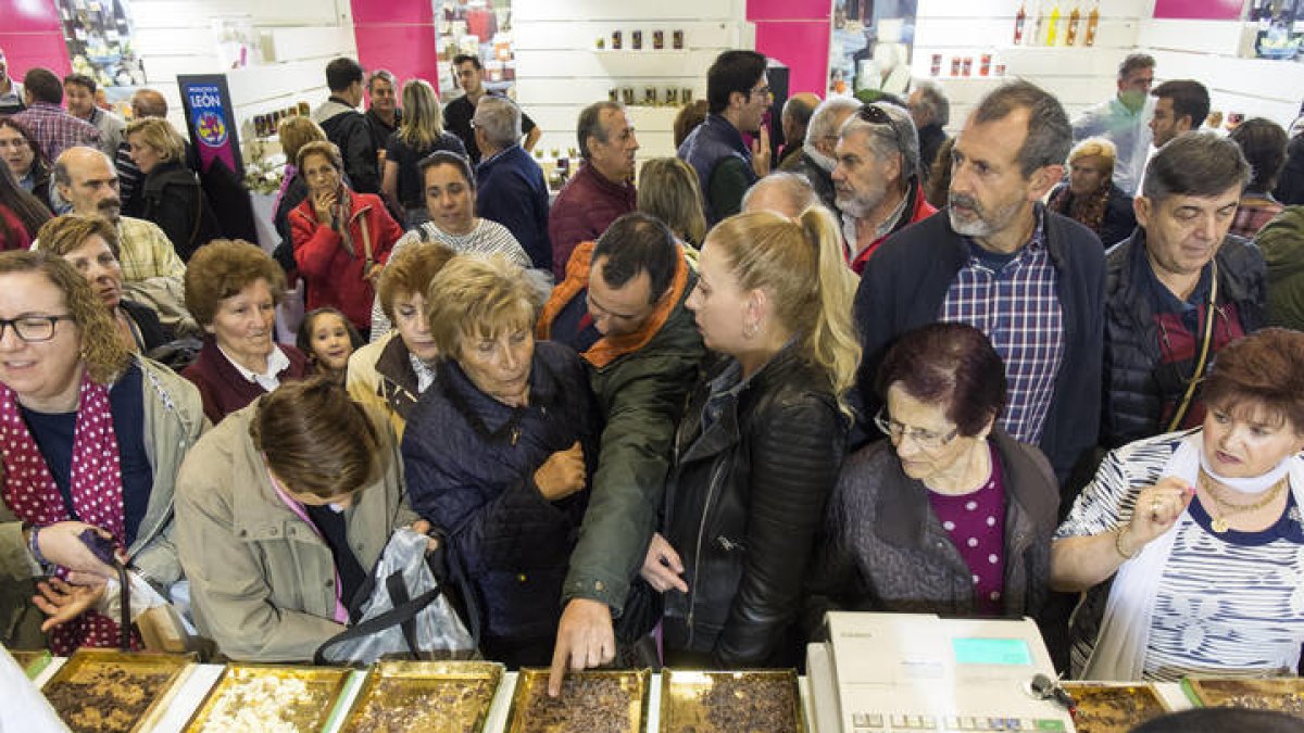 Asistentes a la feria de los Productos de León del año pasado. FERNANDO OTERO