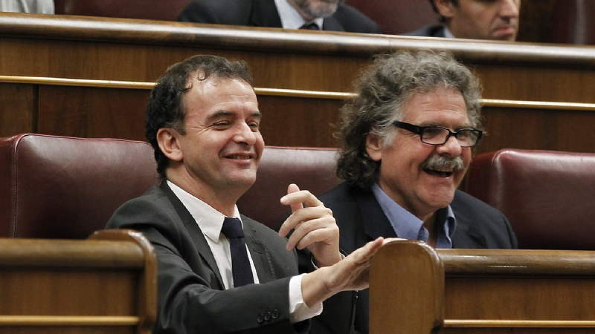 Los diputados de ERC Alfred Bosch y Joan Tardá, durante el pleno del Congreso de ayer.
