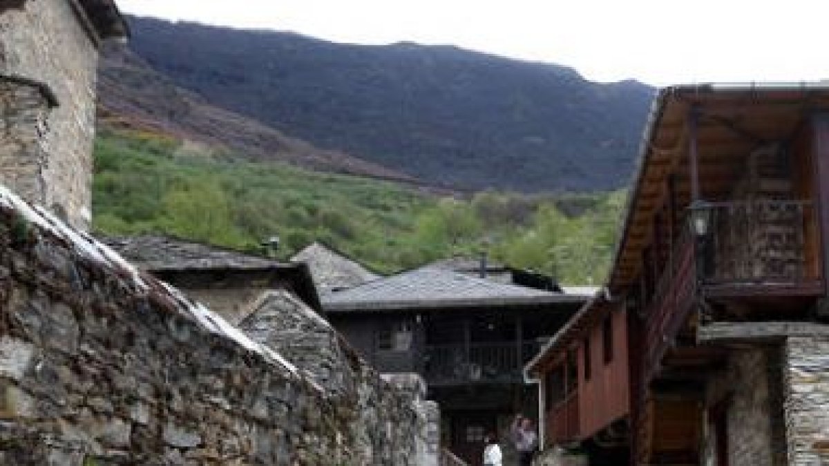 Superficie quemada en la ladera, por encima de Peñalba, en una imagen de ayer.