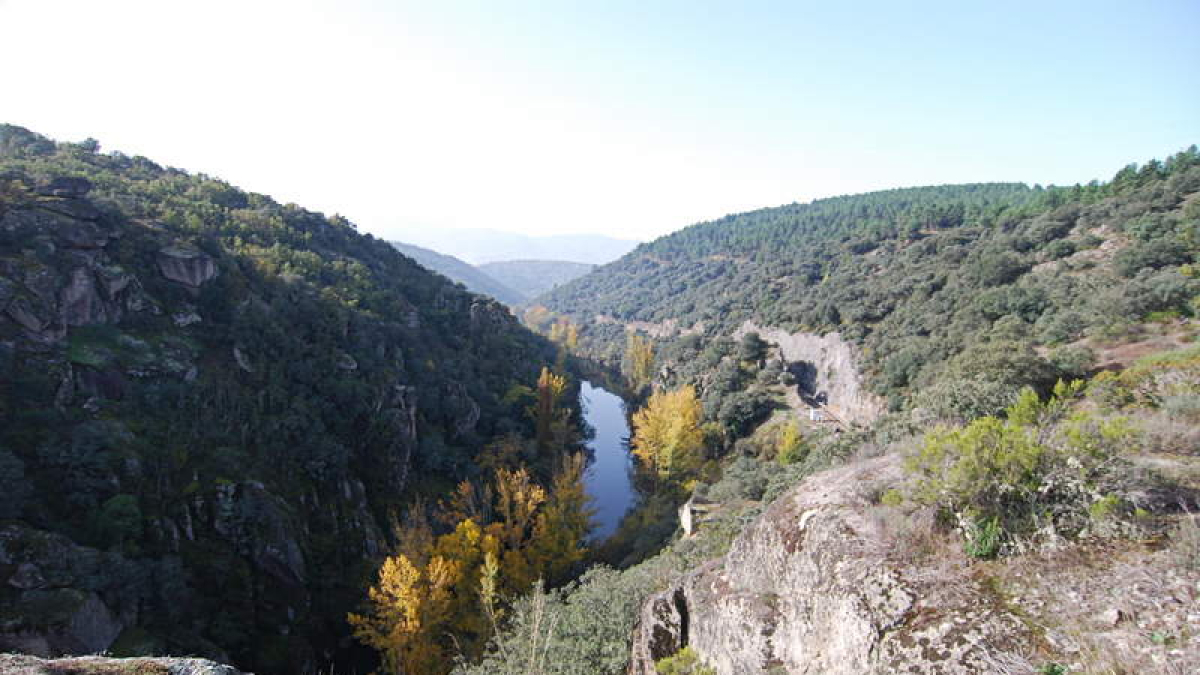 La Ruta de los Canteros, completamente señalizada, parte originariamente de la margen izquierda del puente sobre el río Boeza (carretera Ponferrada-Molinaseca) y se abre al impresionante cañón de dicho río. Un obra natural que impacta por su belleza y don