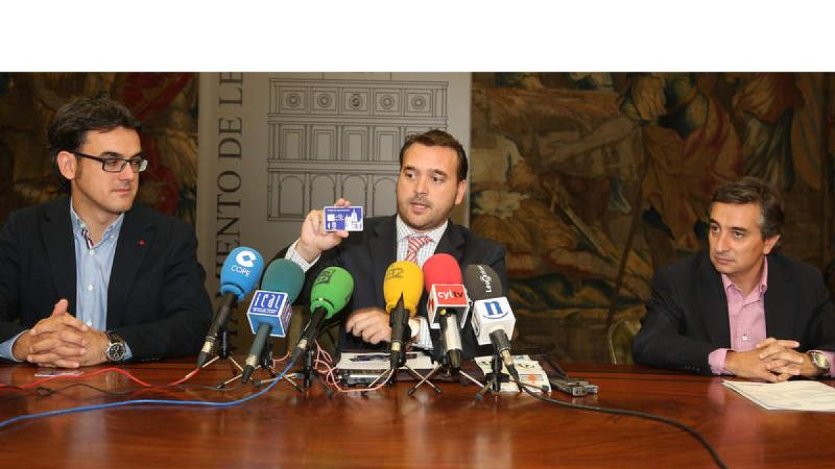 René Mira, vicepresidente del Ademar, junto a Ricardo Gavilanes y el gerente de la ORA, Juan Luis Díez Mata.