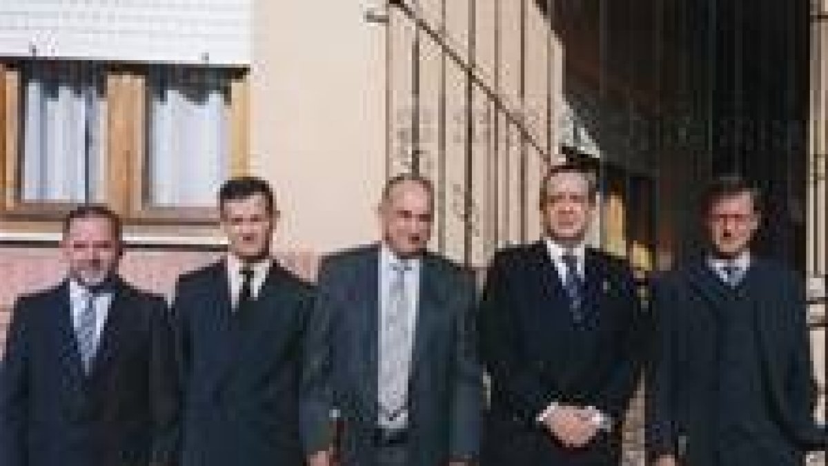 Los miembros de la corporación municipal de Regueras de Arriba