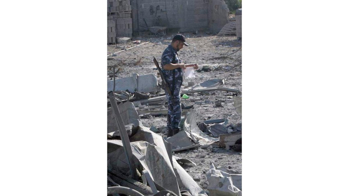 Un miembro de seguridad de Hamás evalúa los daños en Gaza.
