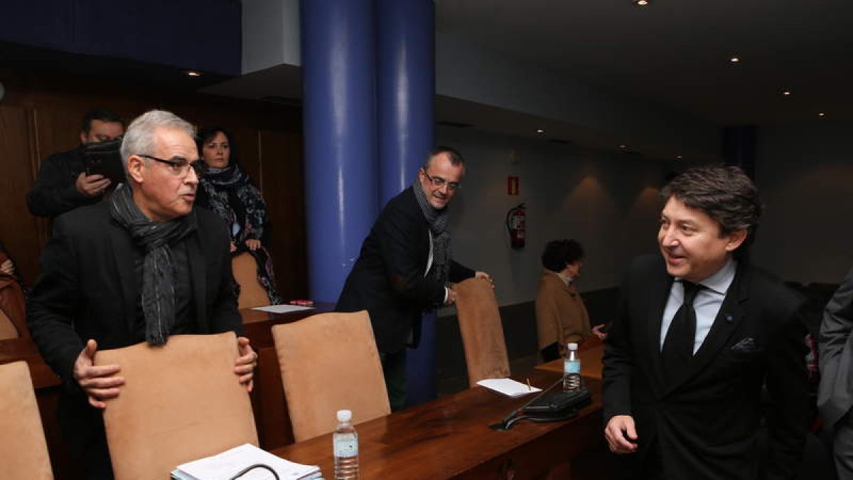 Folgueral, a la derecha, pasa junto a la bancada del PP, con Fierro, de pie, en un Pleno reciente.