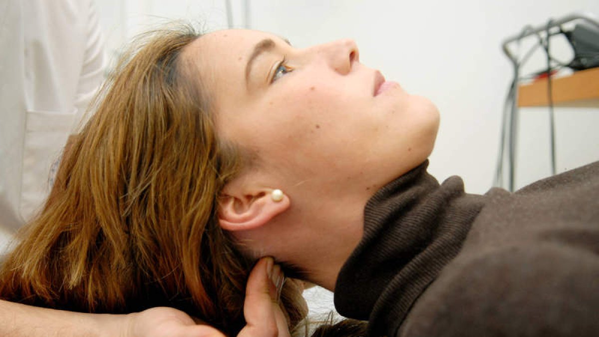 Imagen de un tratamiento de un fisioterapeuta a una paciente. CPFCYL