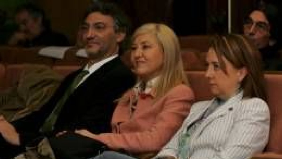 Bernabé Moya, Teresa Magaz y Carmen Acedo, ayer escuchando atentos la presentación de la jornada