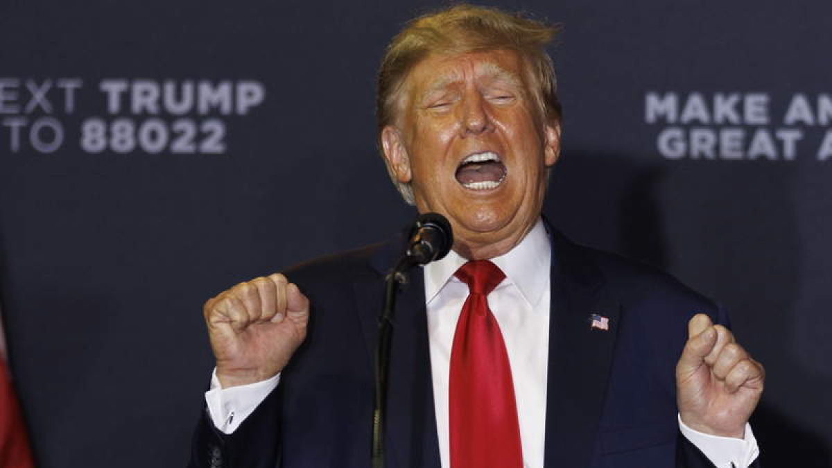 Trump se dirige a una multitud en un mitin en Manchester. CJ GUNTHER