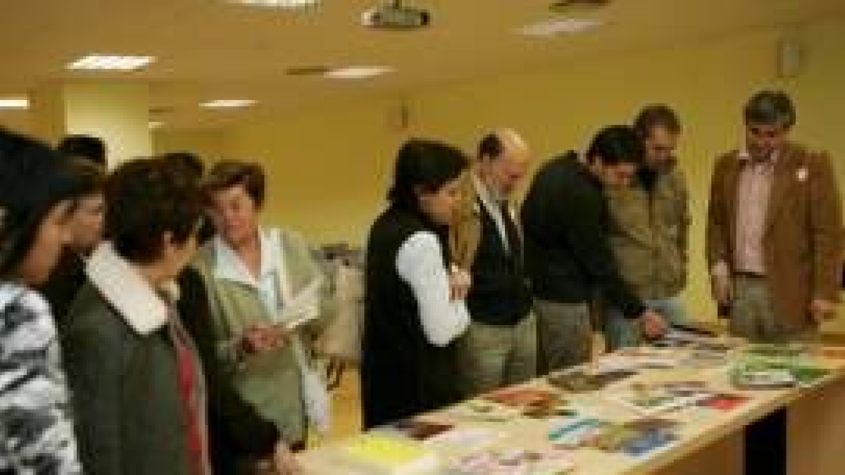 Un momento de la entrega de libros en la Biblioteca Pública de León
