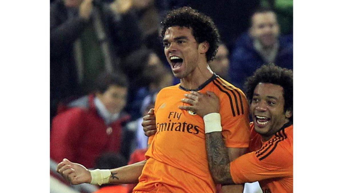 Pepe celebra junto a Marcelo el tanto de la victoria del Real Madrid frente al Espanyol.