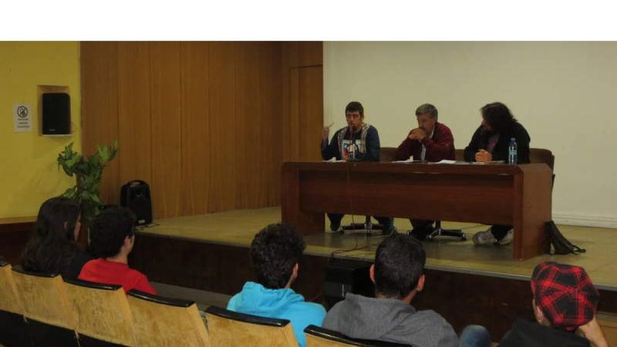 Un momento del acto de presentación de la plataforma que reivindica bomberos profesionales.