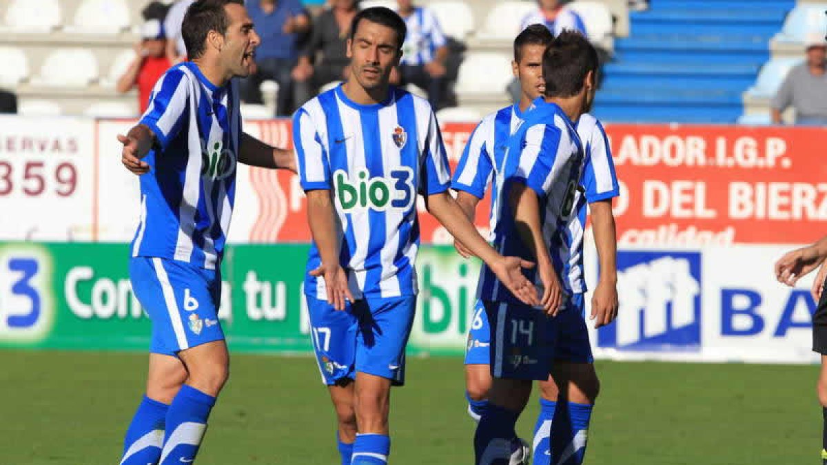 Carril (c) se ha recuperado de su lesión y ya está disponible para el entrenador de la Deportiva.