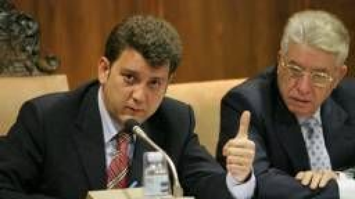 El alcalde, Carlos López Riesco, junto al portavoz del PP, Manuel Rodríguez, en un momento del pleno