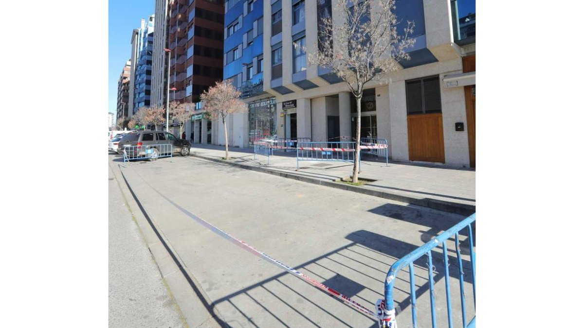 Zona de La Rosaleda acordonada por los bomberos. L. DE LA MATA