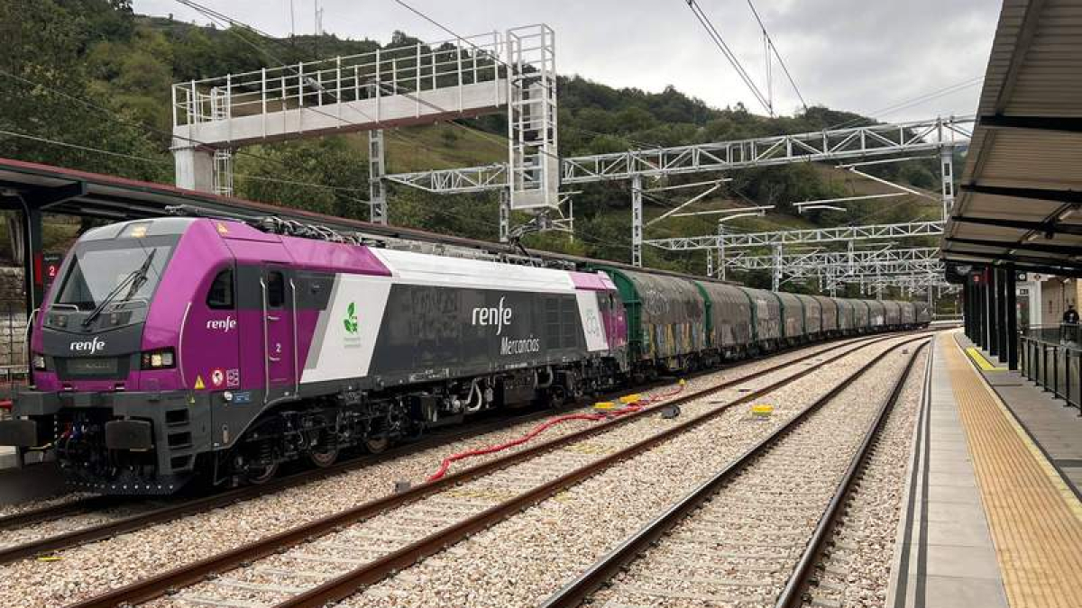 Tren de mercancías en la plataforma de la Variante. ADIF