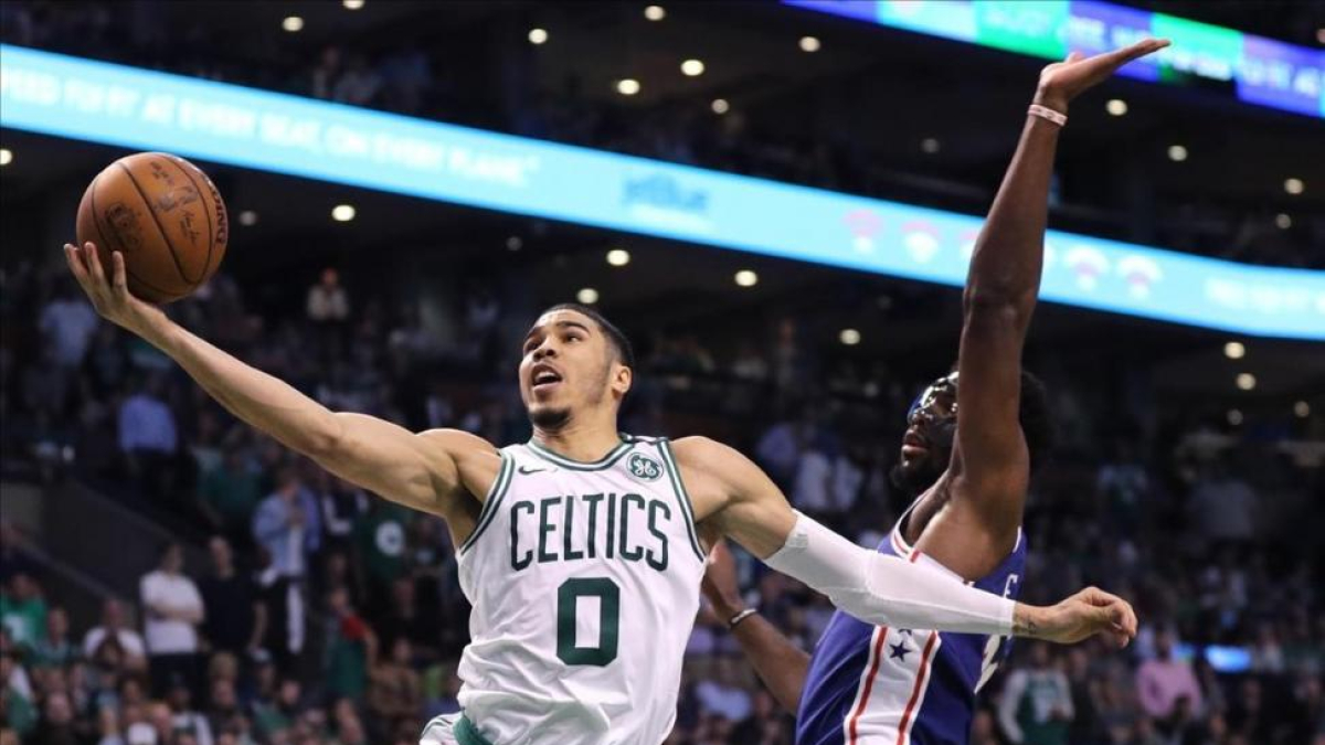 Jayson Tatum, de los Celtics, lanza a canasta ante Joel Embiid en el segundo partido de la serie