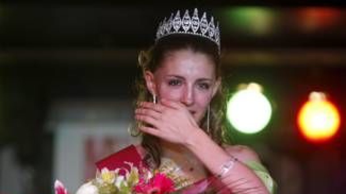 La reina y sus cuatro damas de honor tras la fiesta de elección