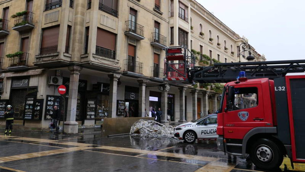 Aspecto que presentaba la zona instantes después de lo sucedido. JAVIER FERNÁNDEZ ZARDÓN