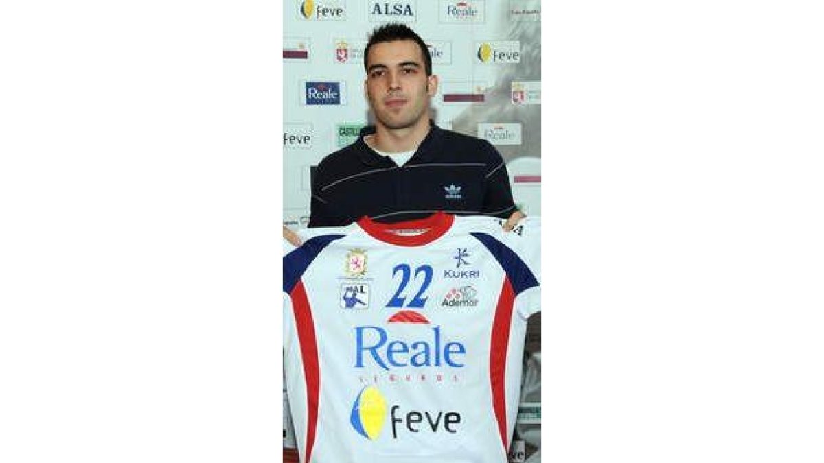Ruesga con la camiseta que lucirá con el Ademar.