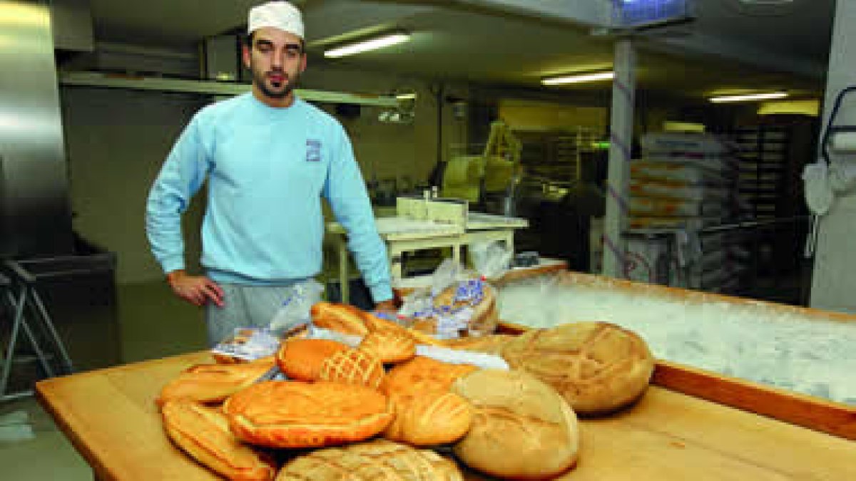 Luciano Díez en su panadería de Canales, donde elabora el pan siguiendo la receta tradicional.