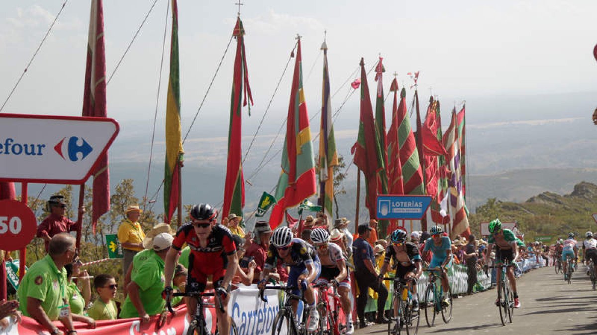 Los pendones estuvieron presentes en la segunda presencia de la Vuelta en La Camperona en 2016. S. PÉREZ