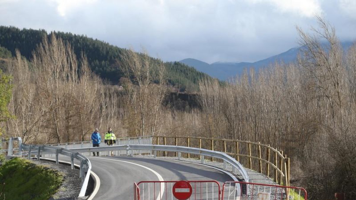 Señales colocadas en el puente de Toral de Merayo tras la riada.