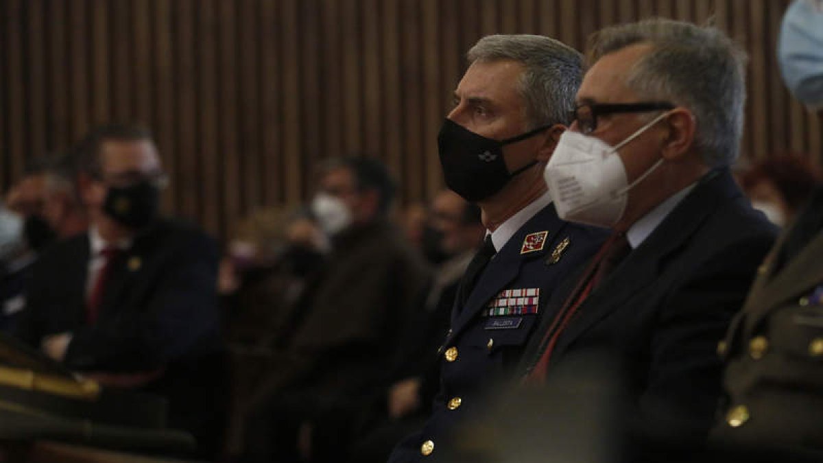 Juan Antonio Ballesta pronunció el pregón. En la foto, junto al alcalde David Fernández. FERNANDO OTERO