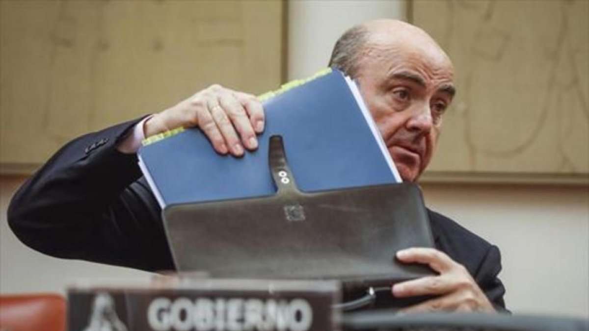 De Guindos, ayer en la Comisión de Economía del Congreso
