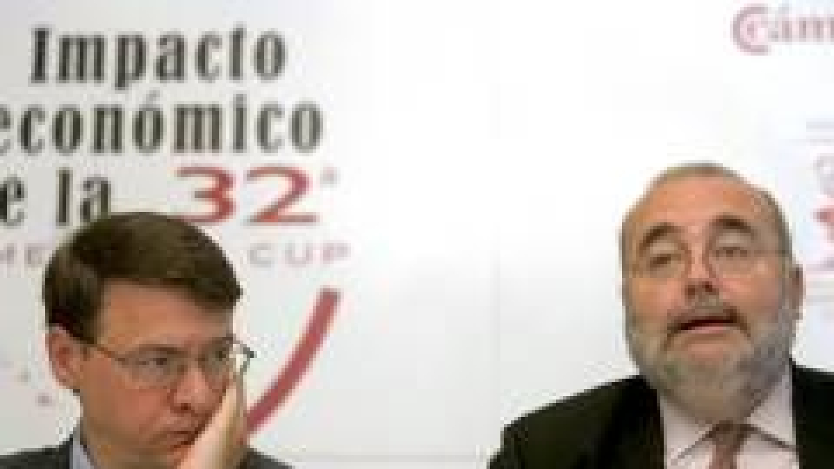El presidente del Consejo de Cámaras, Javier Gómez Navarro, y Sevilla en la presentación del estudio