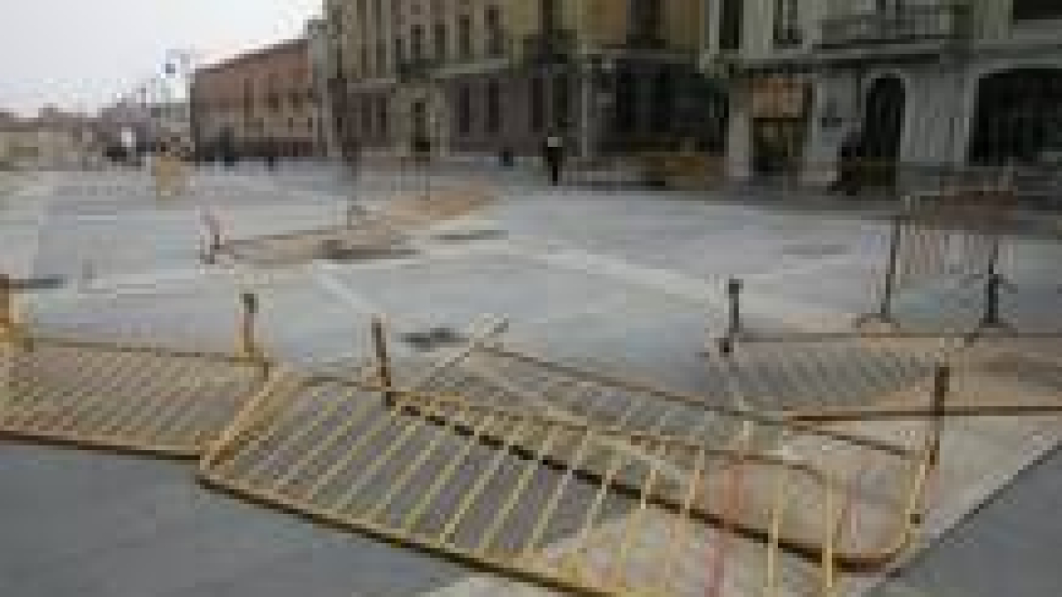 Estado en el que apareció la Plaza de la Catedral en la mañana de ayer