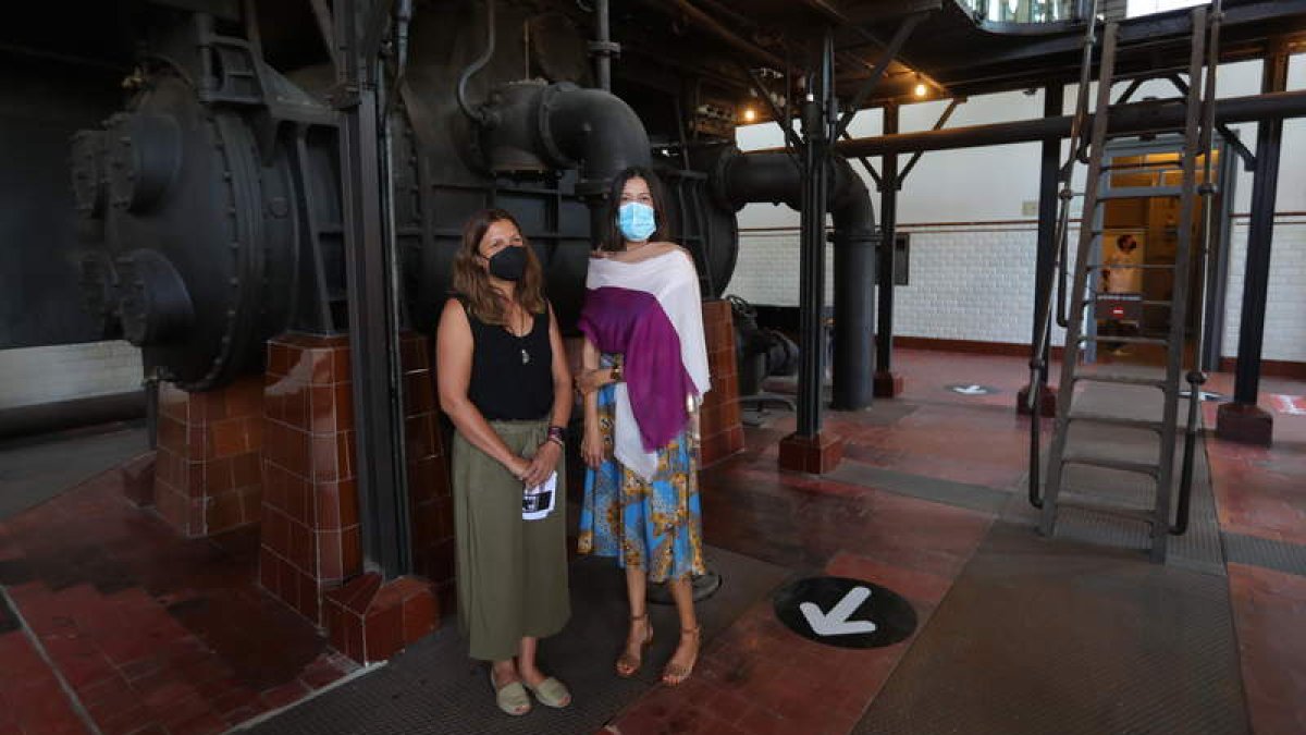 La directora del museo y la autora, ayer, en la presentación. L. DE LA MATA