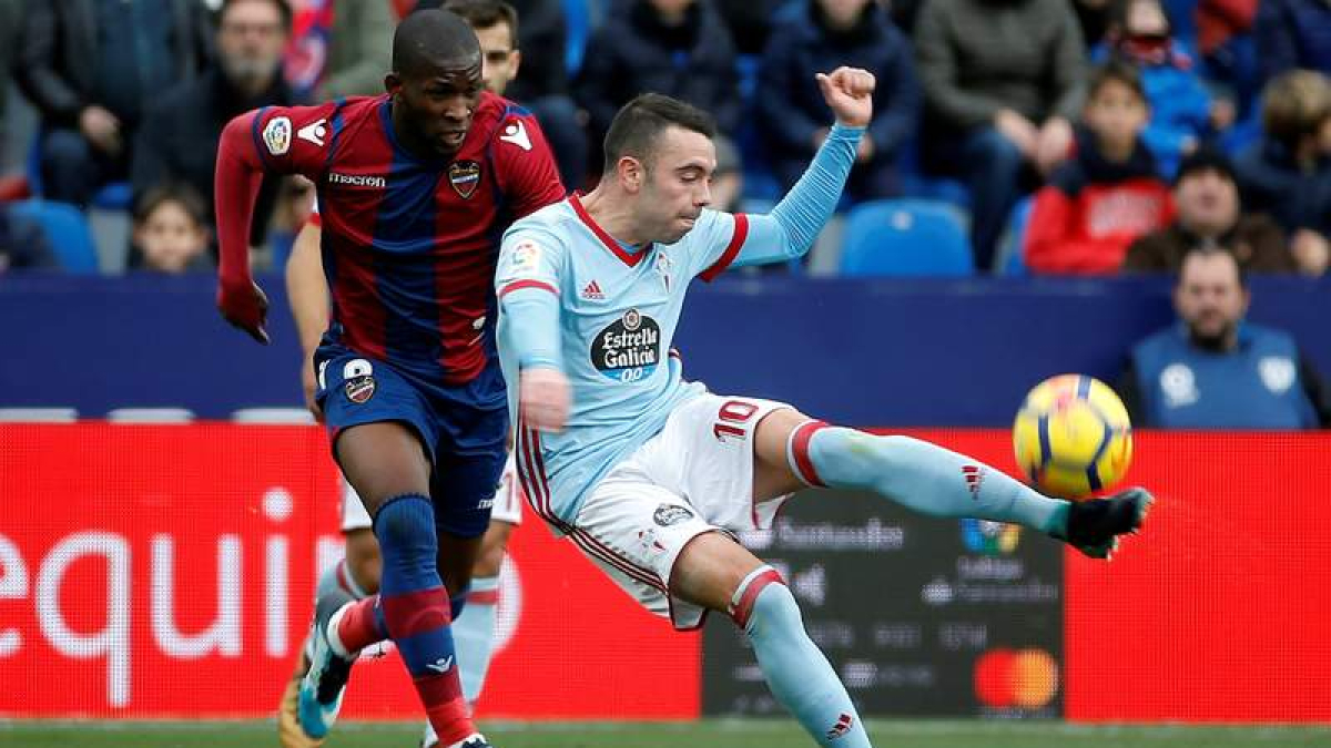 Iago Aspas dispara ante el colombiano del Levante Jefferson Lerma. FORSTERLING