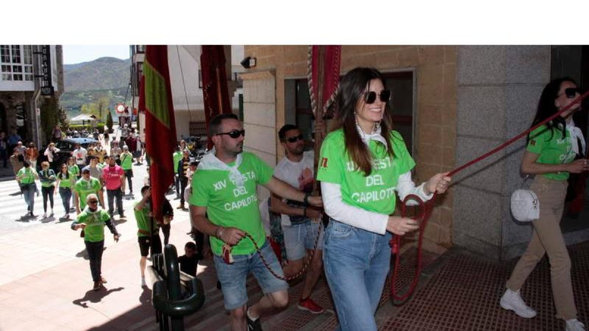 Desfile de los pendones del los pueblos del municipio. CAMPOS