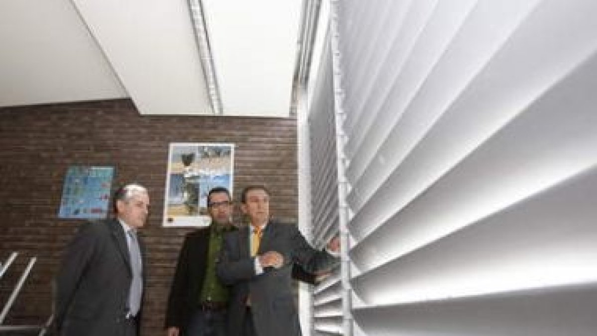 La comitiva analiza los protectores solares de las ventanas