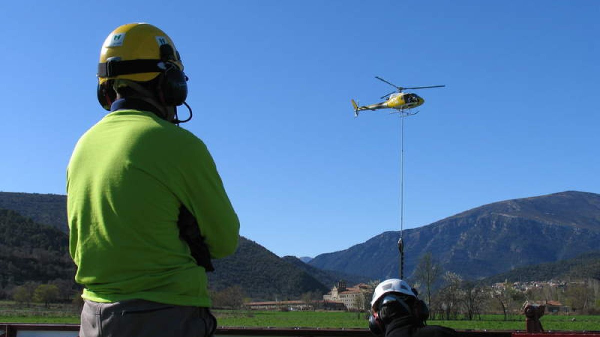 El helicóptero enganchando la sierra desarrollada con Coterram con la que talará los árboles.