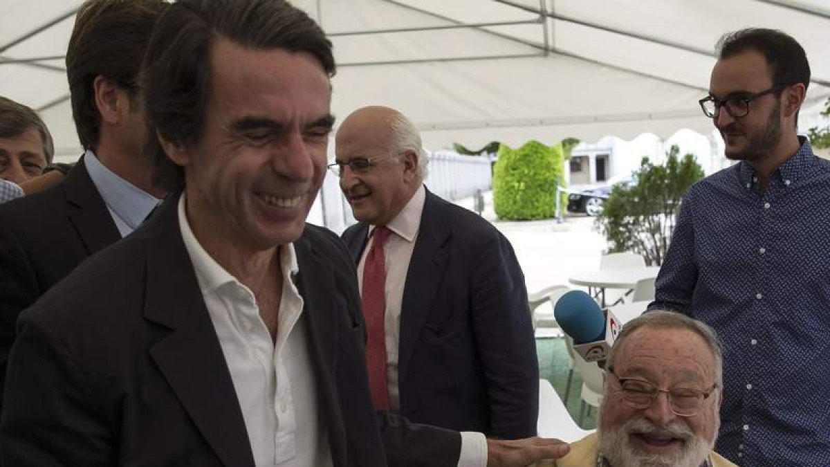José María Aznar saluda a Fernando Savater. SANTI DONAIRE