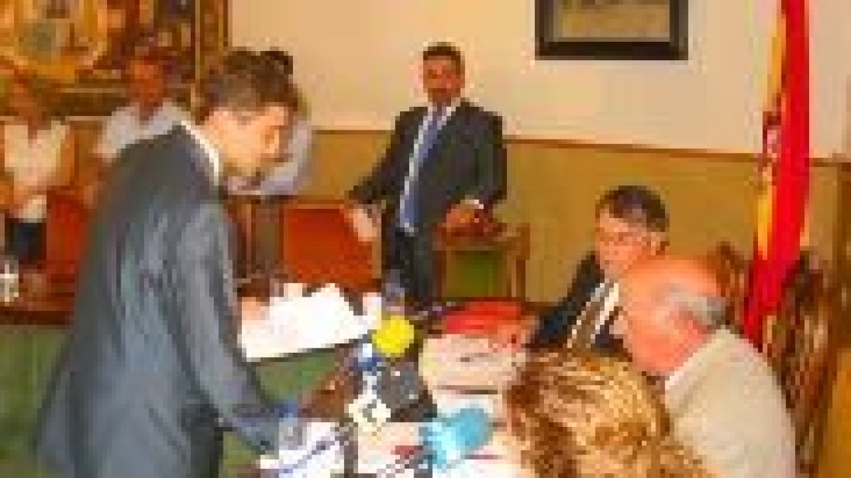 De la Mata jura el cargo de concejal, en el pleno del 14 de junio