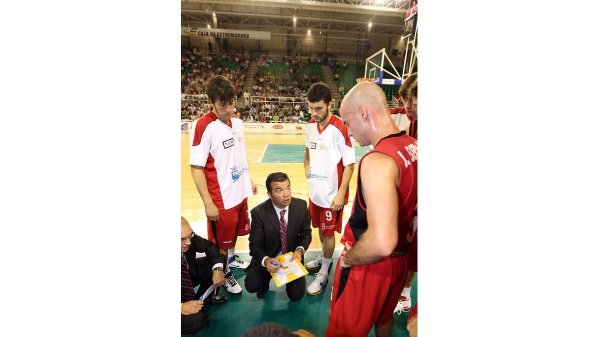 Javier de Grado da instrucciones a sus hombres.