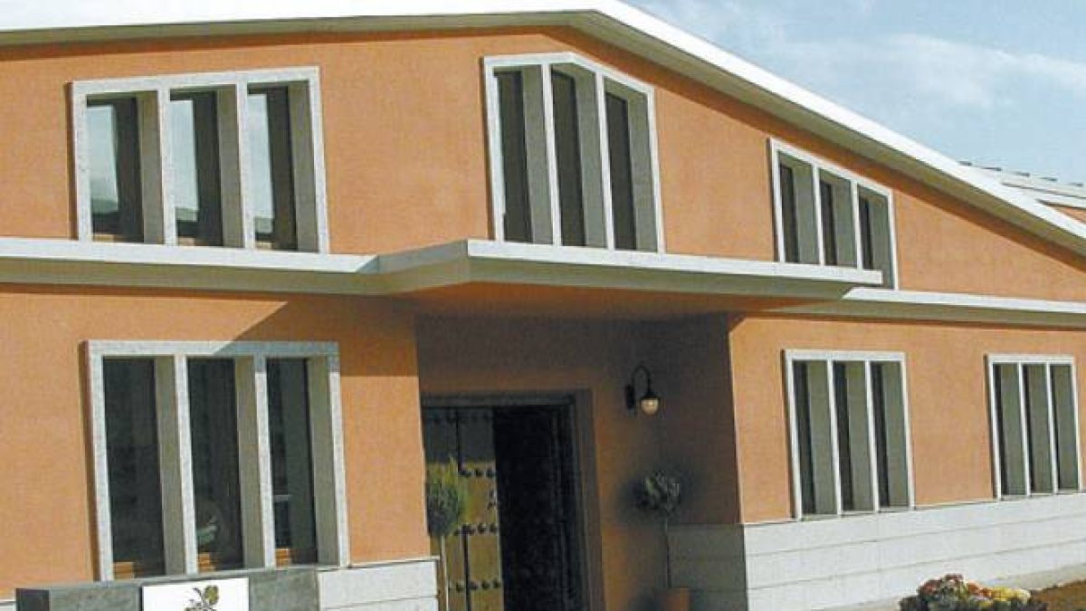 Fachada de la bodega de Dominio de Tares, ubicada en San Román de Bembibre.