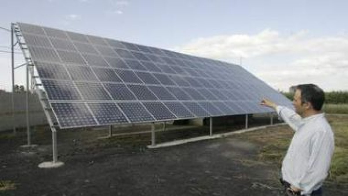 La tendencia actual es optar por paneles solares móviles, que siguen los rayos del sol .