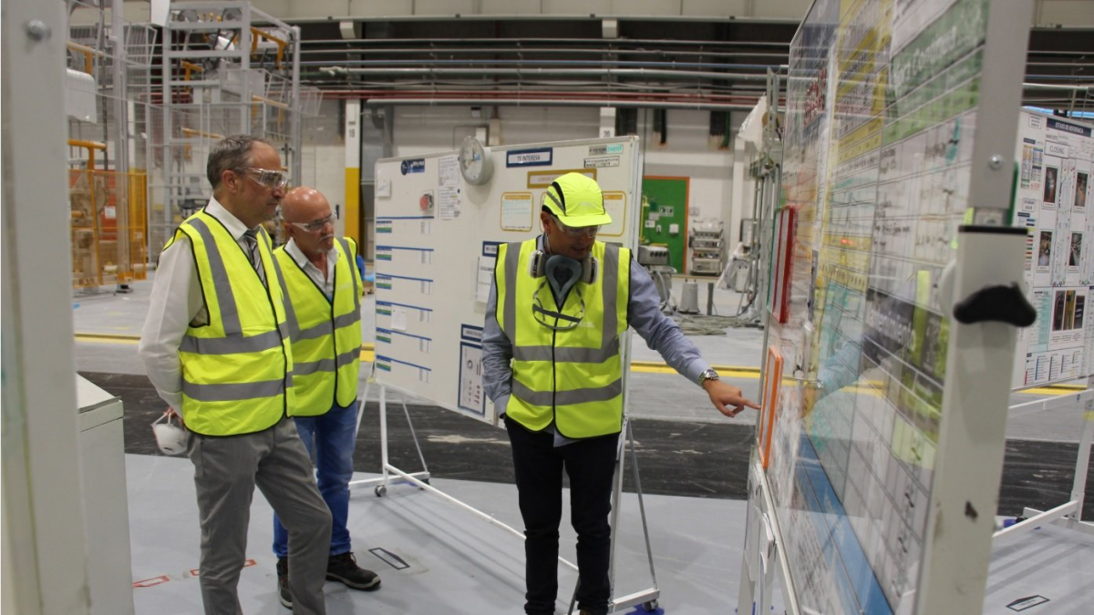 El alcalde de Ponferrada, Olegario Ramón, durante su visita a la factoría de LM Wind Power en el polígono de La Llanada. ICAL