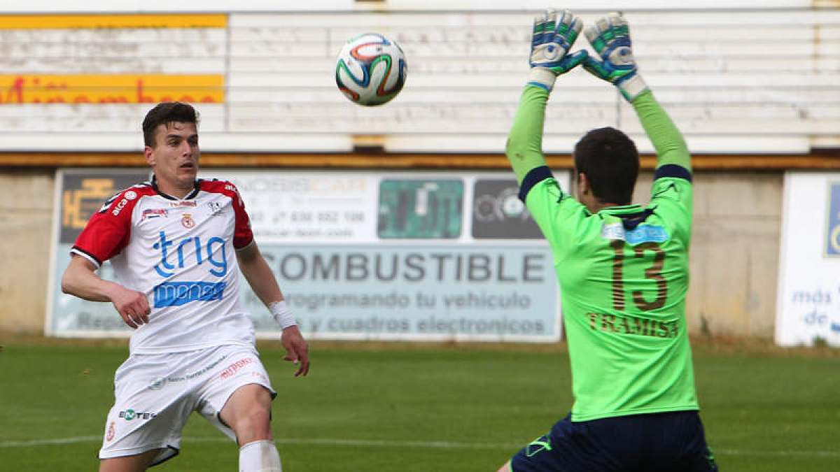 El centrocampista leonés Gonzalo intenta batir al portero del Langreo en el partido del Reino