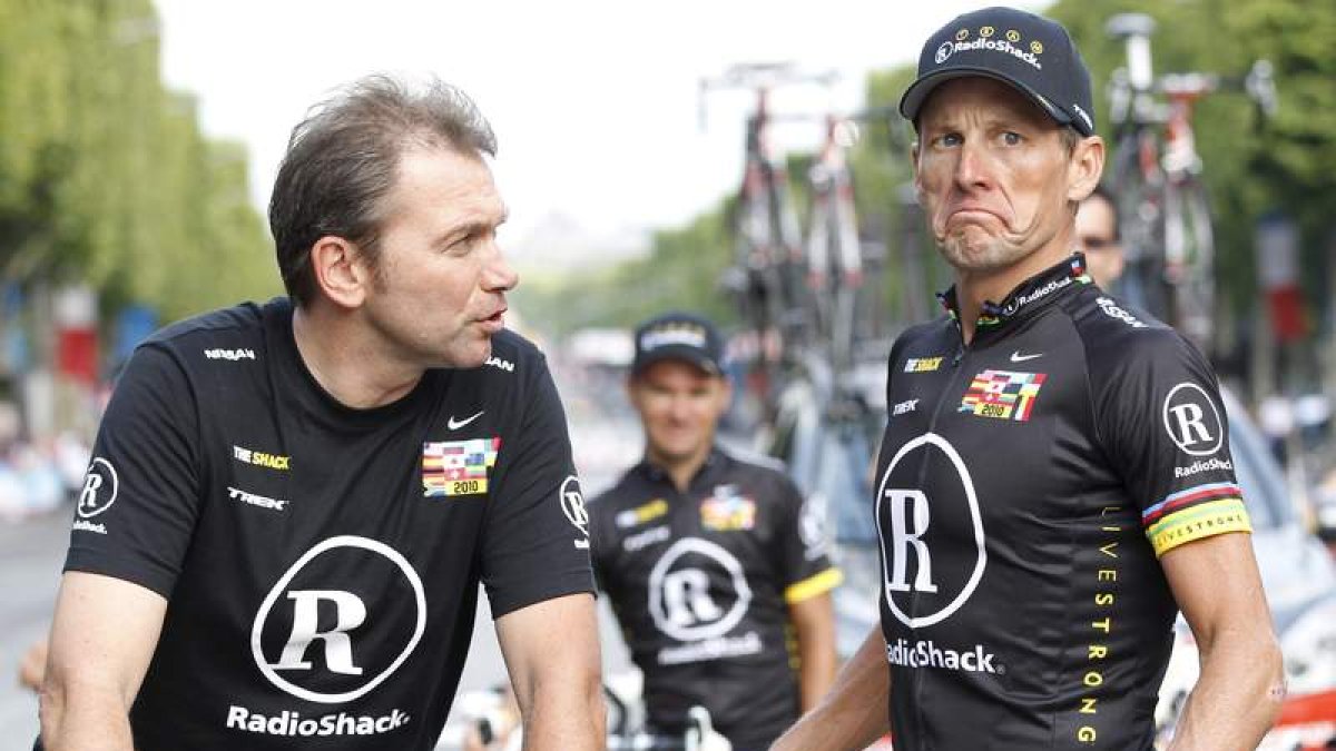Armstrong, a la derecha junto a Bruyneel, ha quedado exonerado de la acusación de dopaje.