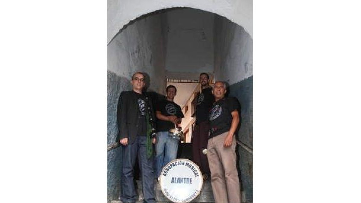 Primo (en madreñas), Segis, Fuelles y Delfín.